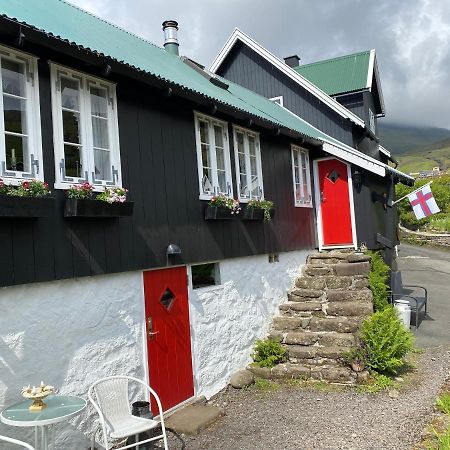 Charming And Authentic Heritage Retreat In Kvivik - Right Next To The River Exterior foto