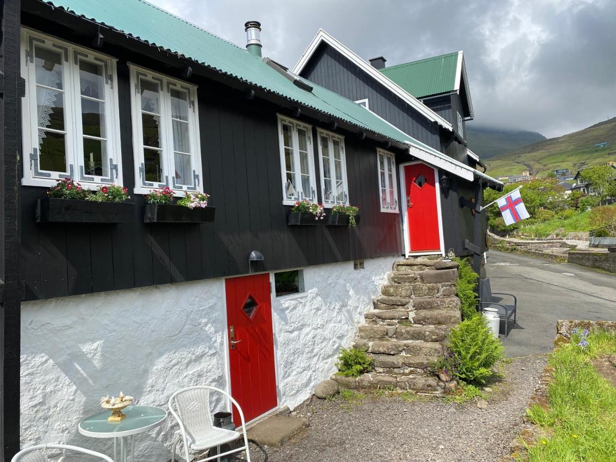 Charming And Authentic Heritage Retreat In Kvivik - Right Next To The River Exterior foto
